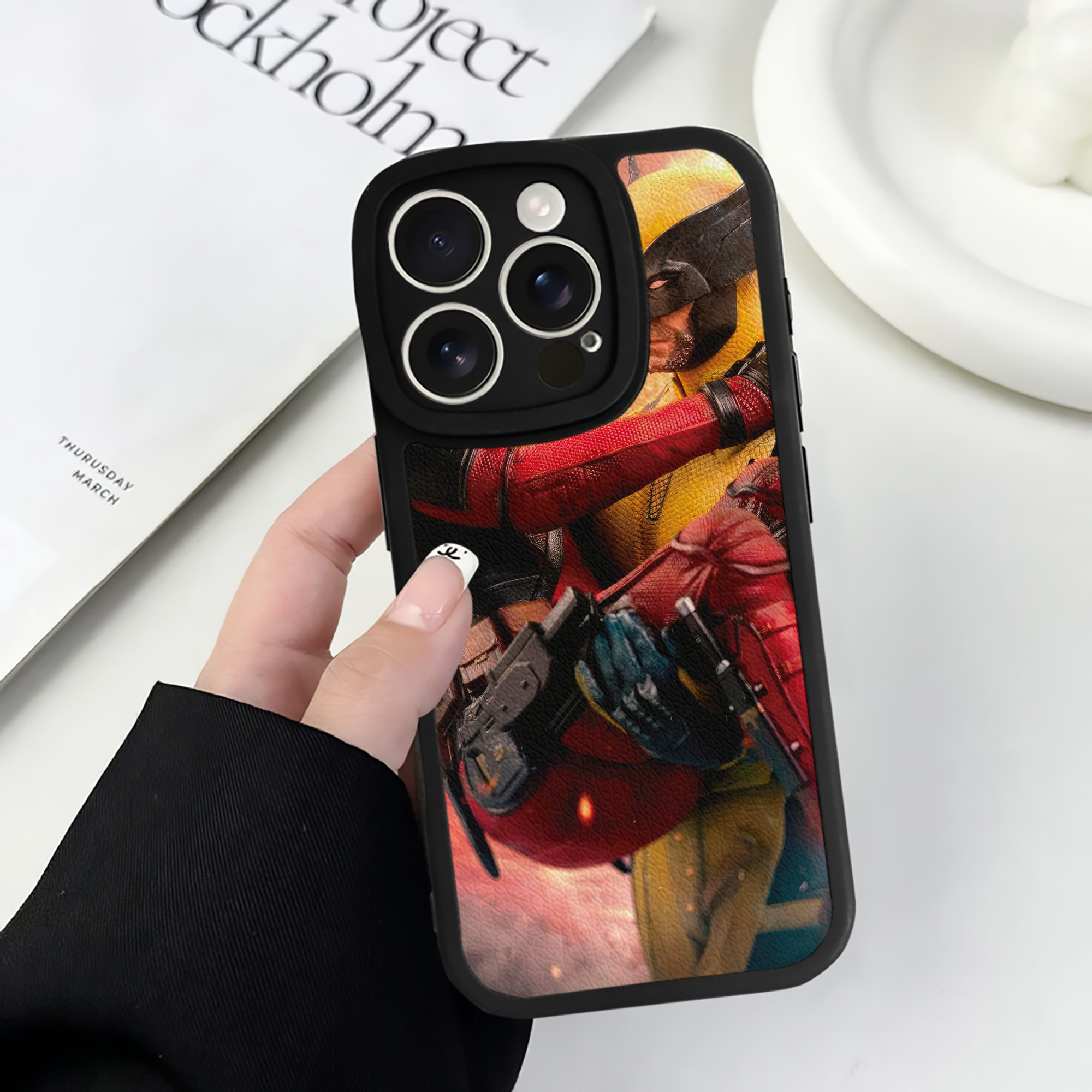 （画像用） Deadpool デッドプール 【iPhone 16シリーズ対応】シリコンスマホケース（レザー調） 材質：シリコン